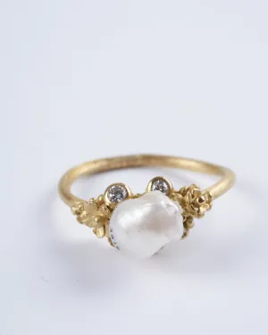 18k yellow gold ring with a carved pearl and white diamonds - gold