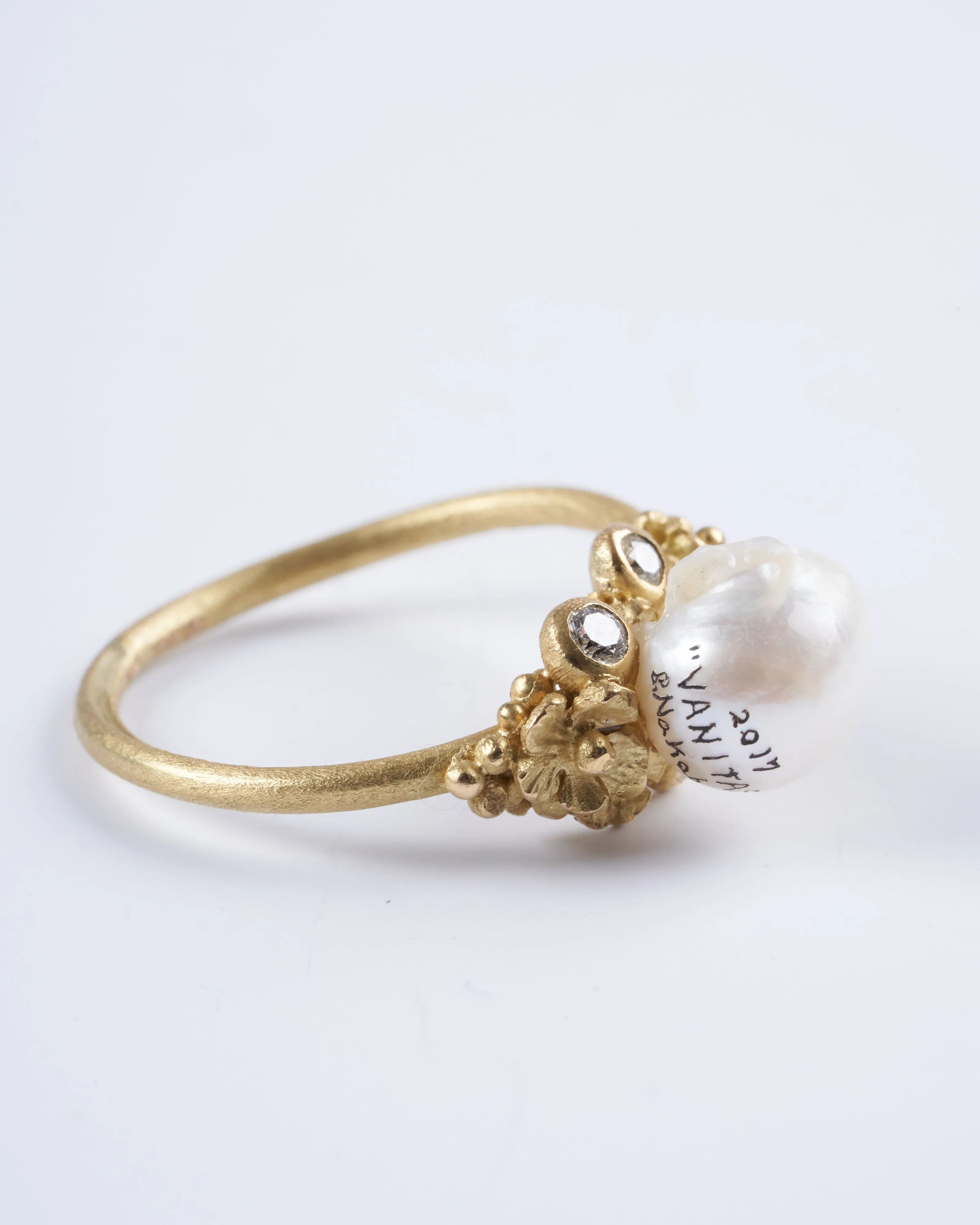 18k yellow gold ring with a carved pearl and white diamonds - gold