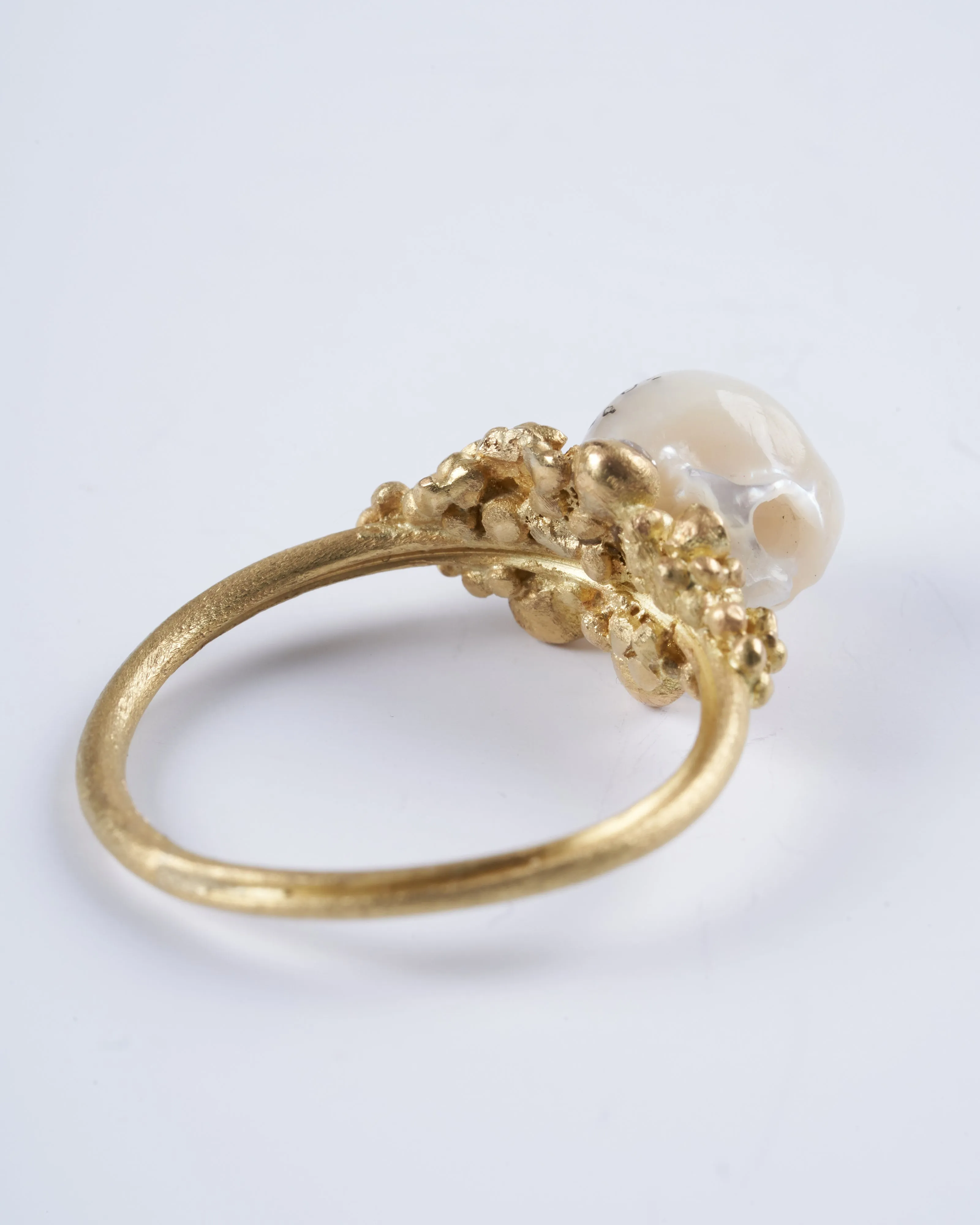 18k yellow gold ring with a carved pearl and white diamonds - gold