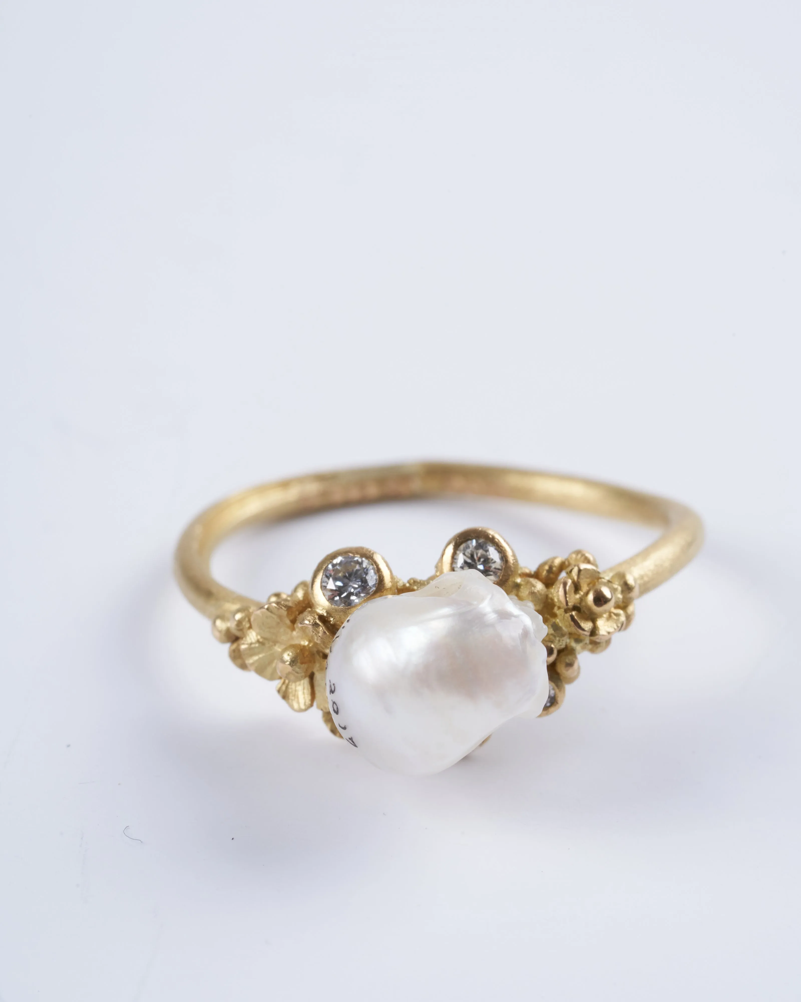 18k yellow gold ring with a carved pearl and white diamonds - gold