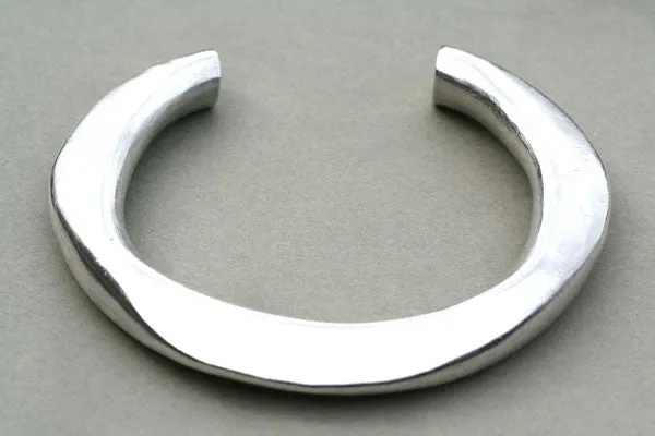 clean buckled cuff