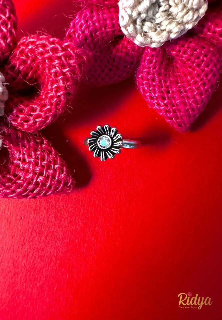 Floral Details Dazzling Stone Everyday Ring