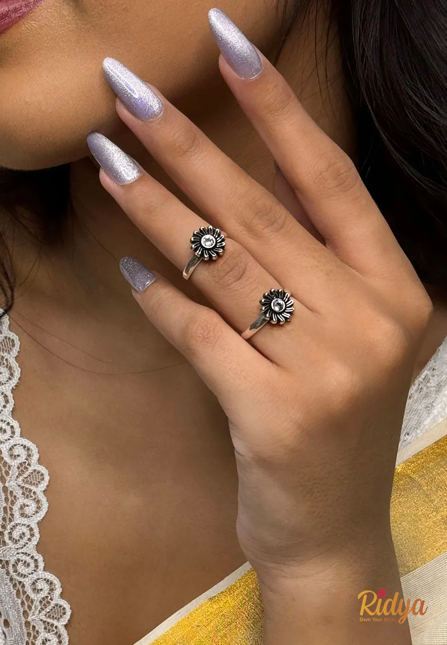 Floral Details Dazzling Stone Everyday Ring